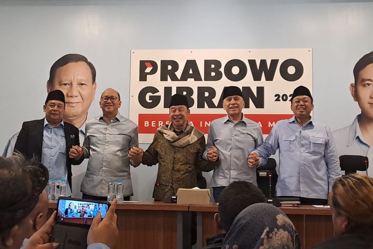 Pimpinan Pondok Pesantren (Ponpes) Buntet Cirebon KH Adib Rofiuddin Izza (tengah) mendukung Prabowo-Gibran di Medcen TKN Prabowo-Gibran, Jakarta Selatan, Rabu (3/1/2024). 