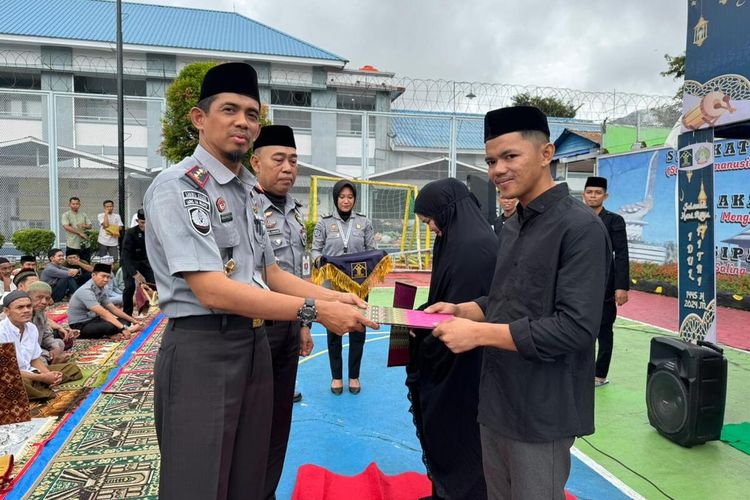Sebanyak 519 Narapidana (Napi) lembaga pemasyarakatan (Lapas) Kelas IIA Kota Palopo, Sulawesi Selatan mendapat remisi khusus Idul Fitri 1445 Hijriah, Rabu (10/4/2024).