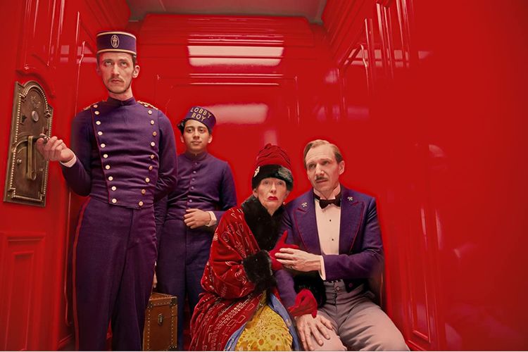 Ralph Fiennes, Tilda Swinton, Tony Revolori, dan Paul Schlase dalam film drama komedi The Grand Budapest Hotel (2014).