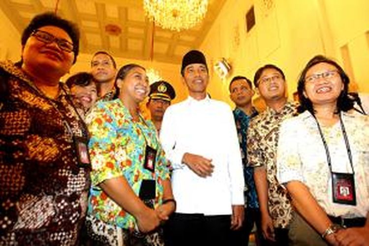 Presiden Joko Widodo berfoto bersama wartawan yang bertugas di lingkungan Istana Presiden saat acara berbuka puasa bersama di Istana Negara, Jakarta, Senin (6/7/2015). Acara ini juga dihadiri oleh sejumlah menteri Kabinet Kerja dan diisi dengan shalat berjamaah dengan wartawan.