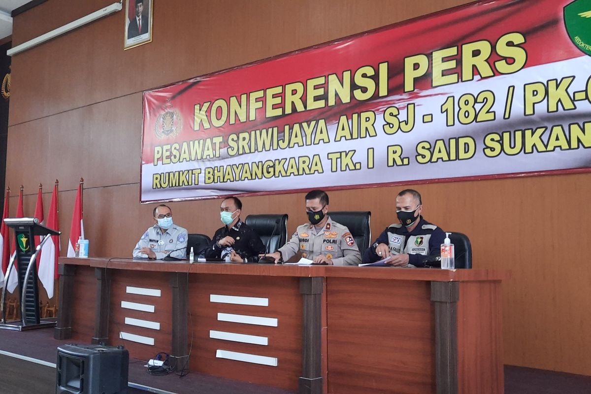 Tim Disaster Victim Identification (DVI) Polri saat konferensi pers di RS Polri Kramatjati, Jumat (15/1/2021)