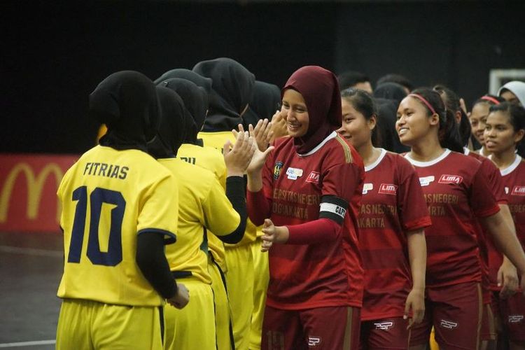 Tim putri Universitas Negeri Yogyakarta (UNY) sukses mempertahankan gelarnya di LIMA Futsal Kaskus Central Java and Yogyakarta Conference (CJYC) 2017 usai mengalahkan Universitas Islam Indonesia (UII)  5-0  Minggu (27/8).