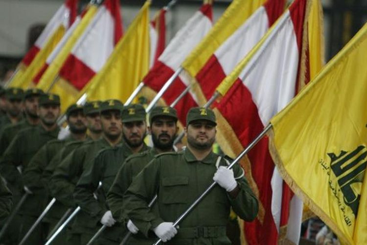 Anggota Hezbollah dalam sebuah parade.