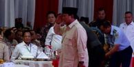 Hormat Prabowo untuk Try Sutrisno Sebelum Berpidato di Halal Bihalal Purnawirawan TNI