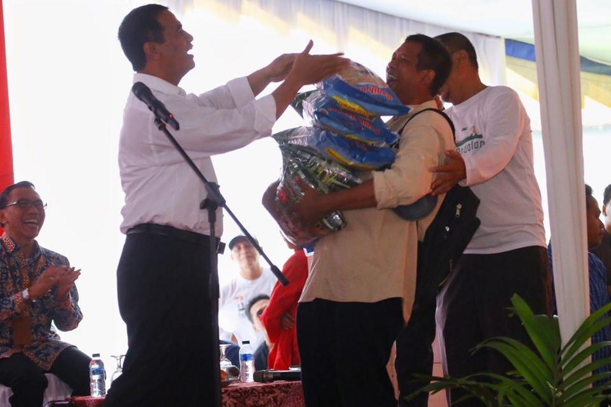 Menteri Pertanian Andi Amran Sulaiman memberikan bantuan bibit kepada para petani pada acara Apresiasi dan Sinkronisasi Program Kementerian Pertanian di Kabupaten Cirebon, Kamis (28/03/2019).