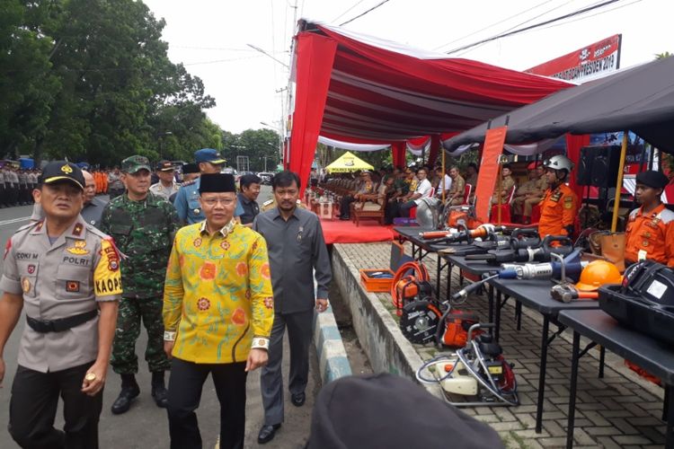 Kapolda Bengkulu Brigjen Coki Manurung didampingi Plt. Gubernur Bengkulu Rohidin Mersyah melakukan inspeksi kesiapan pasukan apel siaga bencana, Selasa (23/10/2018)