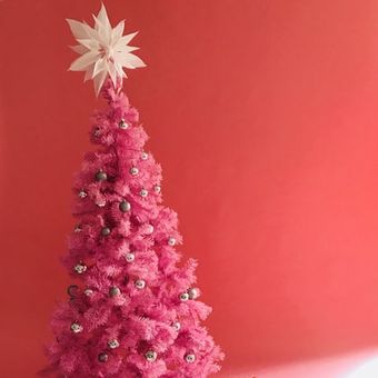 Ilustrasi pohon Natal berwarna pink