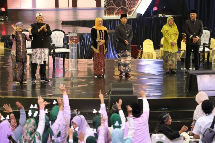 Cagub-cawagub Jawa Timur nomor urut satu Luluk Nur Hamidah (kiri)-Lukmanul Khakim (kedua kiri), nomor urut dua Khofifah Indar Parawansa (ketiga kiri)-Emil Elestianto Derdak (ketiga kanan) dan nomor urut tiga Tri Rismaharini (kedua kanan)-Zahrul Azhar Asumta (kanan) menghadiri debat pertama Pilkada Jawa Timur di Graha Unesa, Surabaya, Jawa Timur, Jumat (18/10/2024). Debat tersebut mengusung tema Transformasi Sosial dan Peningkatan Produktifitas Sumber Daya Lokal untuk Kesejahteraan Masyarakat Jawa Timur. Tiga pasangan ini akan beradu ide dan gagasan lagi pada debat kedua, Minggu (3/11/2024).