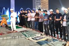 Massa Demonstran GNKR Shalat Tarawih di Bundaran HI