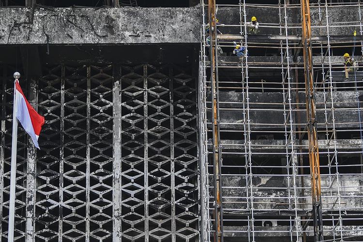 Pekerja memasang steger untuk merenovasi Gedung Utama Kejaksaan Agung, di Jakarta, Rabu (7/10/2020). Kejaksaan Agung mulai melakukan perbaikan gedung utama yang mengalami kebakaran pada 22 Agustus 2020 dengan anggaran Rp 350 miliar.