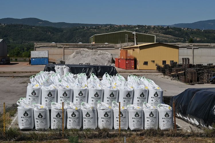 Foto tertanggal 7 Agustus 2020 menunjukkan tumpukan karung amonium nitrat di Salaise-sur-Sanne, Rhone, Perancis.