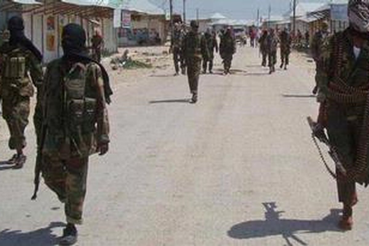 Orang-orang yang direkrut Al Shabaab berjalan di distrik Deniile, Mogadishu, ibukota Somalia, setelah mereka dinyatakan lulus, pada 5 Maret 2012. Kelompok Al Shabaab mengaku bertanggung jawab atas serangan bom bunuh diri di kompleks istana presiden Somalia, Rabu (14/3/2012). 