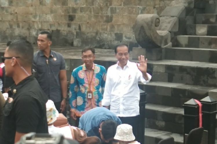 Presiden Joko Widodo alias Jokowi (kanan) menyapa wisatawan saat hendak naik ke Candi Borobudur, Sabtu (25/5/2024) pagi.