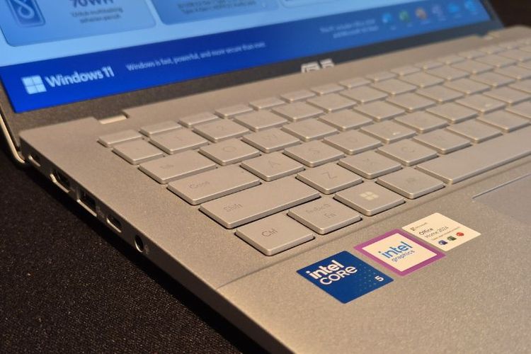 Bagian keyboard ASUS Vivobook terbaru yang kini dibekali prosesor Intel&reg; Core? generasi terbaru dan sistem operasi Windows 11. 