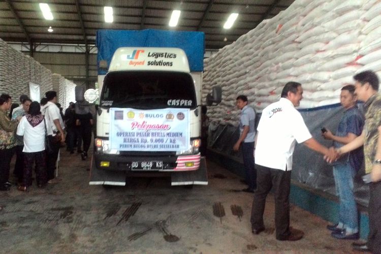 Beras medium dalam operasi pasar dari gudang Bulog Panaikang, Makassar mulai disalurkan ke pasar-pasar tradisional, Jumat (12/1/2018). 