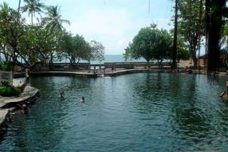 Pemandian Yeh Sanih di Desa Kubutambahan, Kabupaten Buleleng, Bali, memiliki keunikan sebagai obyek wisata unggulan di wilayah utara Pulau Dewata. Pengunjung bisa menikmati sejuknya air tawar Yeh Sanih. Meski terletak hanya beberapa meter dari bibir laut, air laut tidak pernah bercampur dengan air di Yeh Sanih. 