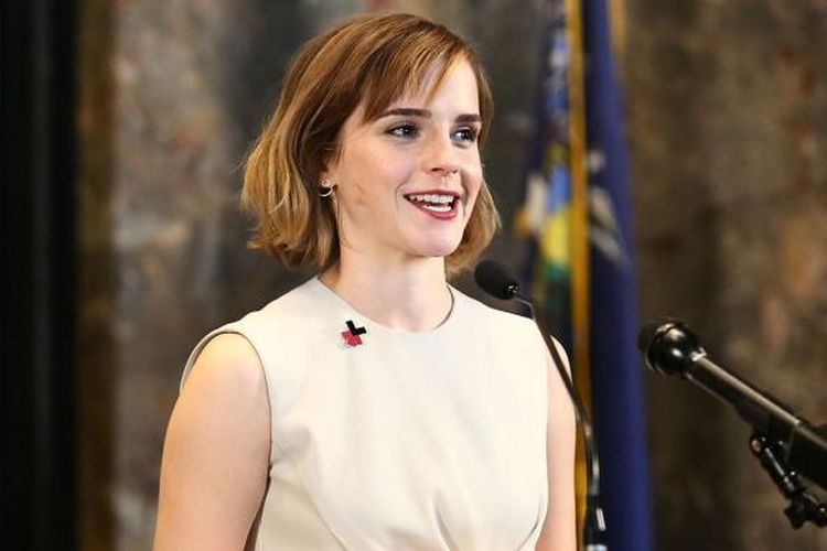 Emma Watson menjadi pembicara pada acara penyalaan lampu pink Empire State Building di New York, dalam rangka peringatan International Womens Day, Selasa (8/3/2016).
