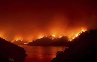 Api dari kebakaran hutan di California, Amerika Serikat. Kebakaran di sekitar Lake Berryessa ini diakibatkan sejumlah sambaran petir pada Rabu (19/8/2020).