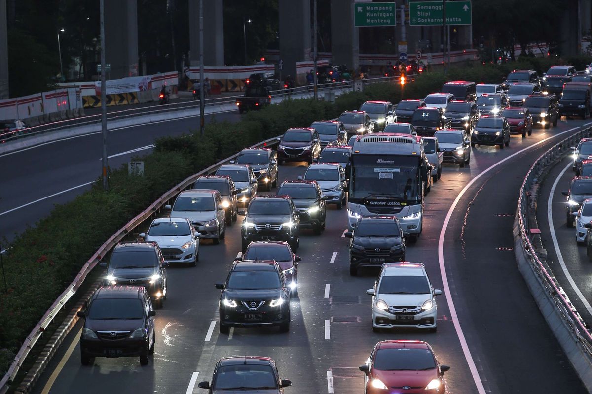 Lalu lintas kendaraan di Tol Dalam Kota Jakarta tampak padat pada jam pulang kerja di hari ketiga pemberlakuan pembatasan sosial berskala besar (PSBB) tahap dua, Rabu (16/9/2020). Pembatasan kendaraan bermotor melalui skema ganjil genap di berbagai ruas Ibu Kota resmi dicabut selama PSBB tahap dua.