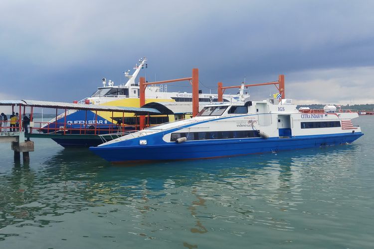 Kapal ferry dari luar negeri tiba dan bersandar di pelabuhan Sri Bintan Pura Tanjungpinang, Selasa (19/4/2022).