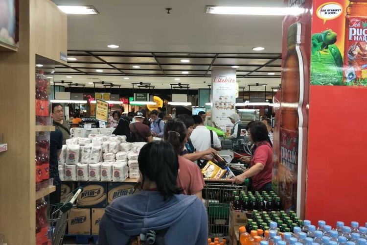 Situasi di salah satu pasar swalayan di Mall Kelapa Gading, Jakarta Utara, Senin (2/3/2020).