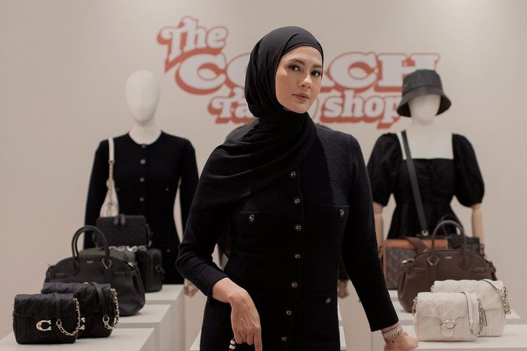 7 Gaya Busana Paula Verhoeven, Gemar Tampil Serba Hitam