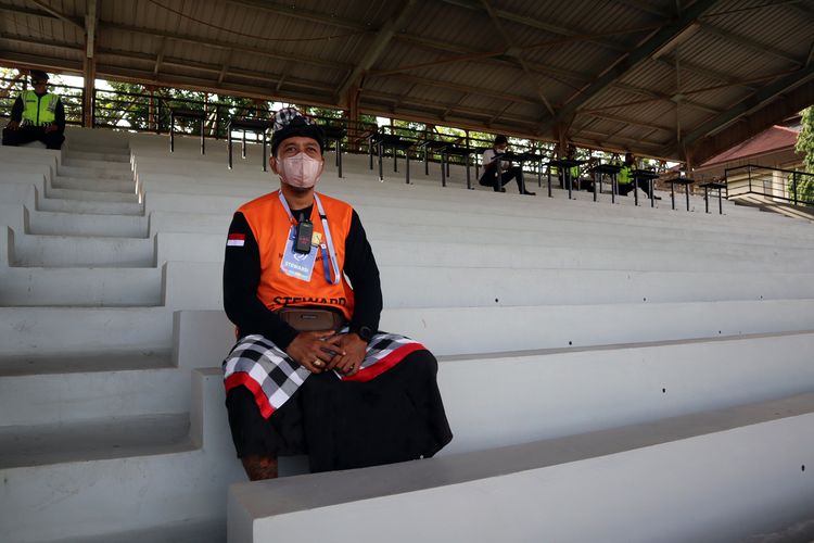 Seorang pecalang sedang berjaga selama penyelenggaraan Liga 1 2021-2022 di tribun penonoton Stadion I Gusti Ngurah Rai Denpasar, Bali.