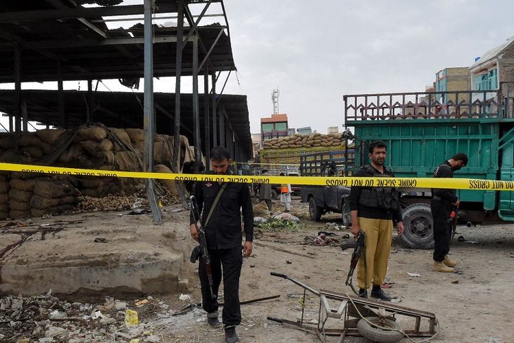 Petugas polisi Pakistan berjaga di sekitar lokasi ledakan bom bunuh diri di pasar buah di Quetta, Jumat (12/4/2019).