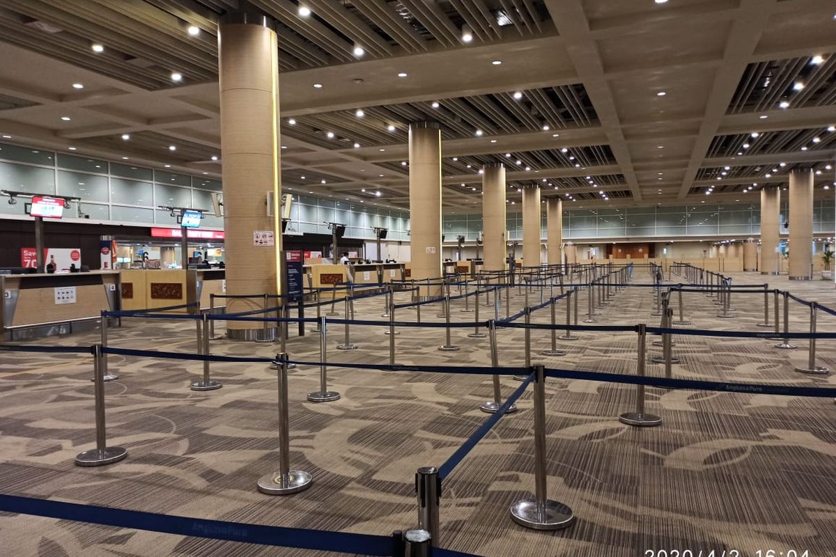 Situasi di counter Imigrasi kedatangan Internasional Bandara I Gusti Ngurah Rai, Jumat (3/4/2020).