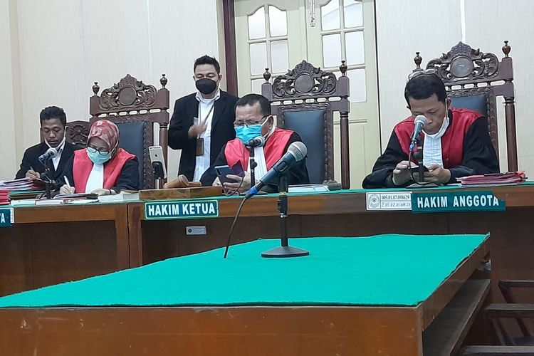 Terdakwa Muhammad Farid Fadillah dijatuhi hukuman dua tahun penjara oleh majelis hakim Pengadilan Negeri Medan karena mencuri uang Rp 100.000 dari kotak infak masjid.