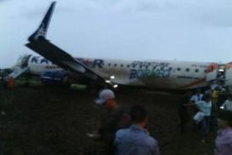 Pesawat Kalstar tipe Embraer-E 195 Jet tergelincir di Bandara El Tari Kupang, Nusa Tenggara Timur (NTT), Senin (21/12/2015)