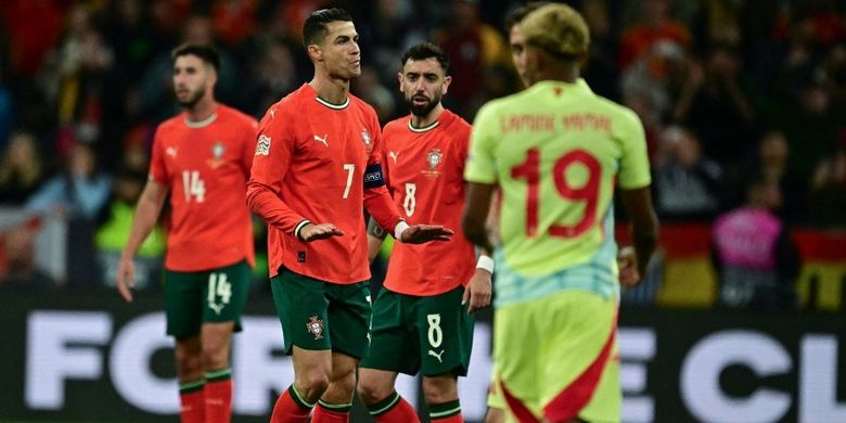 Cristiano Ronaldo (7) bereaksi setelah mencetak gol penyama kedudukan 2-2 di depan penyerang Spanyol, Lamine Yamal (19) dalam pertandingan final UEFA Nations League antara Portugal vs Spanyol di Munich, Jerman selatan pada 8 Juni 2025. (Photo by Tobias SCHWARZ / AFP)