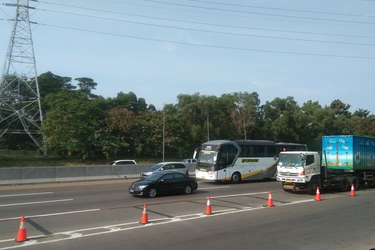 Arus lalu lintas di Km 62 tol Jakarta-Cikampek, Sabtu (7/5/2022).