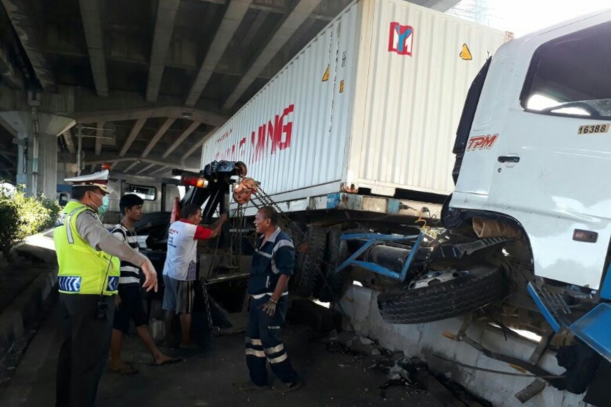 Caption foto: Proses penanganan truk kontainer yang menabrak pembatas beton di Kelapa Gading, Jakarta Utara, Kamis (3/8/2017).