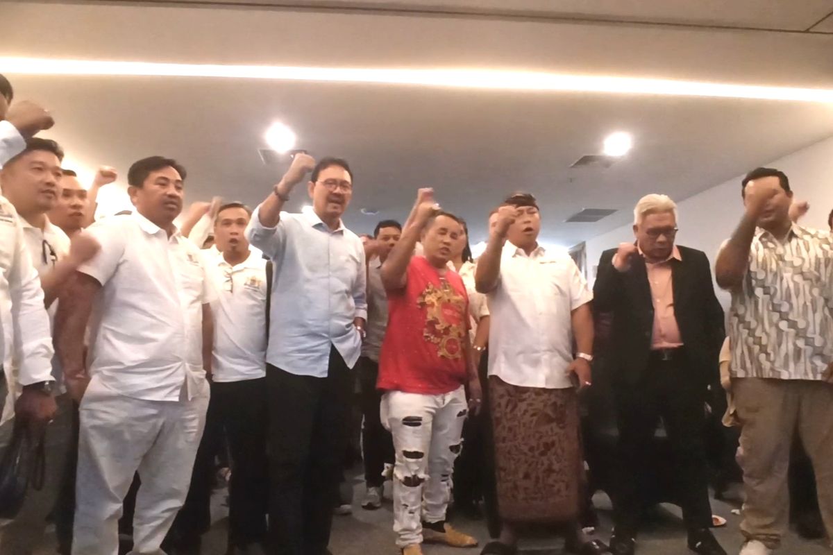 Sejumlah pengusaha hiburan di Bali saat mengikuti rapat pembentukan petisi penolakan aturan 40 persen Pajak Barang dan Jasa Tertentu (PBJT) untuk jasa hiburan pada diskotek, karaoke, kela malam, bar dan mandi uap atau spa, di Hotel Citadines, Desa Tibubeneng, Kecamatan Kuta Utara, Kabupaten Badung, Bali, pada Senin (15/1/2024). Kompas.com/ Yohanes Valdi Seriang Ginta