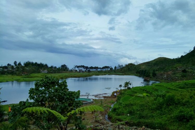 Pemandangan sore hari di Telaga Danau Rawa Gede, Desa Sirna Jaya, Sukamakmur, Kabupaten Bogor, Jawa Barat.