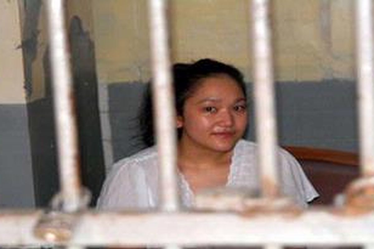 Putri Aryanti Haryowibowo saat menunggu persidangan kasusnya dengan agenda pemeriksaan terdakwa di Pengadilan Negeri Jakarta Selatan, Senin (1/8/2011). 