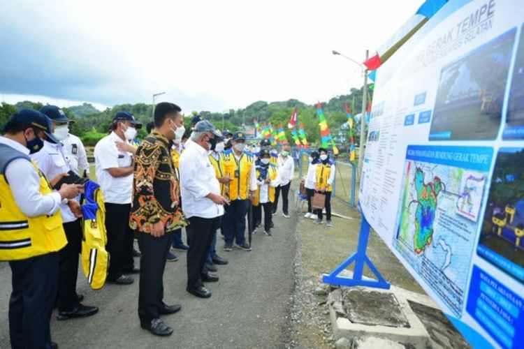 Menteri PUPR Basuki Hadimuljono saat meninjau Bendung Gerak Tempe, Sulsel