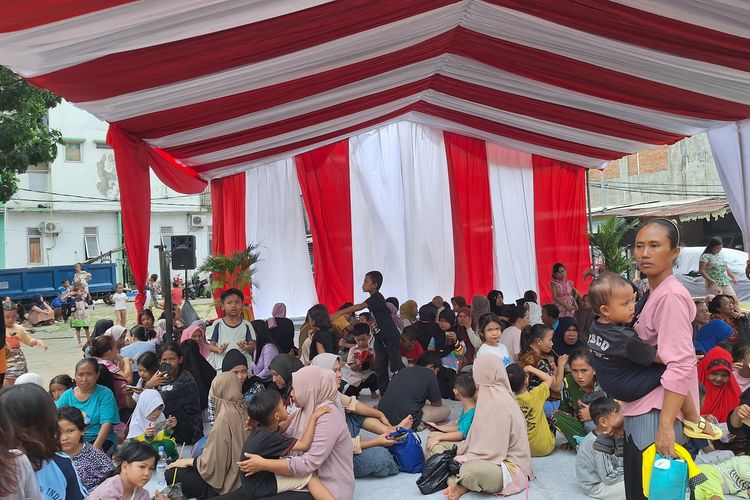 Ratusan warga Rumah Susun (Rusun) Muara Baru, Penjaringan, Jakarta Utara antusias menanti kehadiran Gibran Rakabuming Raka. Rabu (24/4/2024).