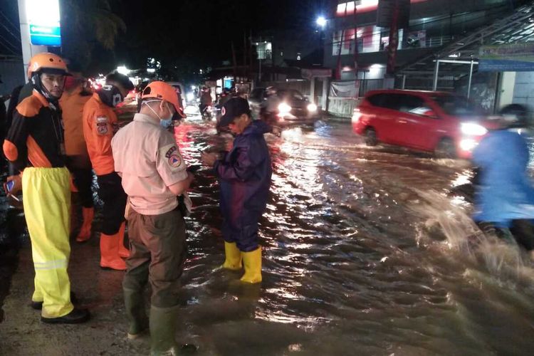 Banjir terjadi di empat kecamatan di Kabupaten Serang, Senin (18/5/2020). Di Kecamatan Baros, banjir menggenangi Jalan Raya Serang - Pandeglang dan mengakibatkan macet beberapa kilometer.
