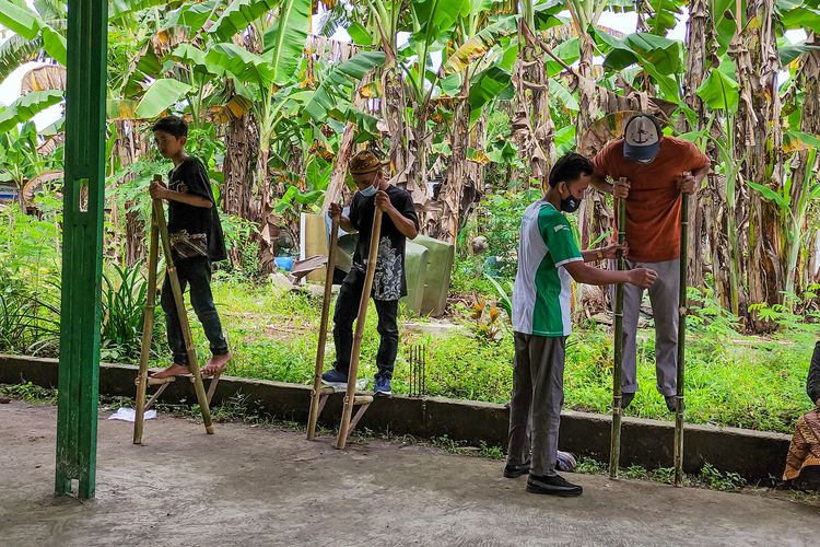 Belajar main egrang di Desa Wisata Wayang, Klaten.