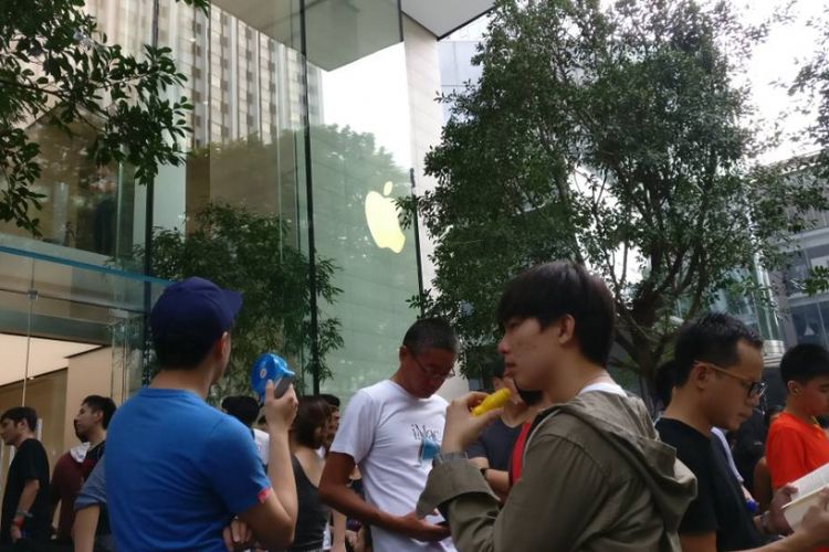 Suasana antrean menjelang pembukaan perdana Apple Store Singapura yang merupakan toko resmi Apple pertama di Asia Tenggara, Sabtu (27/5/2017).