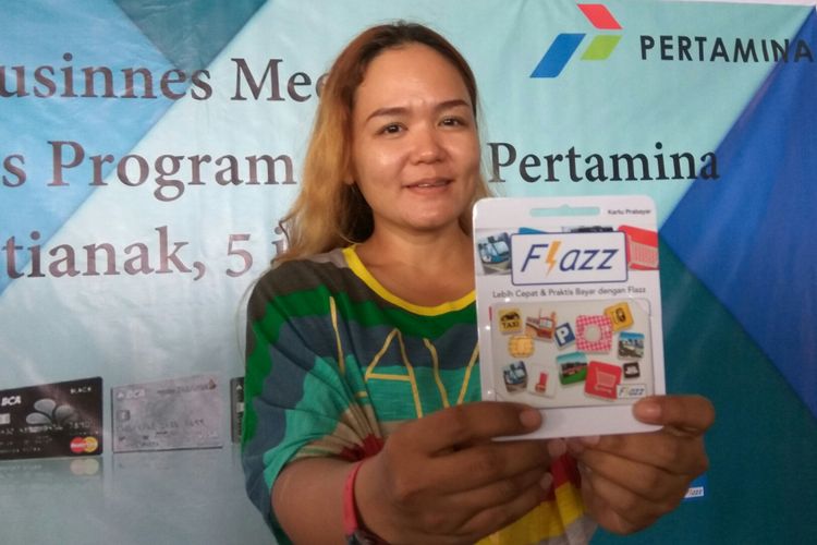 Salah satu masyarakat menunjukkan kartu uang elektronik Flazz milik Bank BCA saat sosialisasi penggunaan uang elektronik u tuk transaksi pembelian BBM di Hotel Golden Tulip, Pontianak (5/7/3017) 