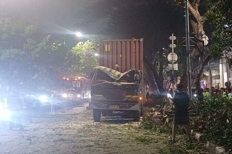 Truk Kontainer Oleng lalu Tabrak Pohon di Jakpus, Sopir Sempat Terjebak di Kabin Ringsek