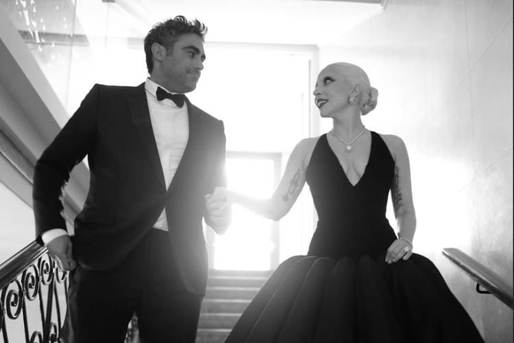 Tato di Punggung Lady Gaga Jadi Petunjuk Nama Anak Pertamanya