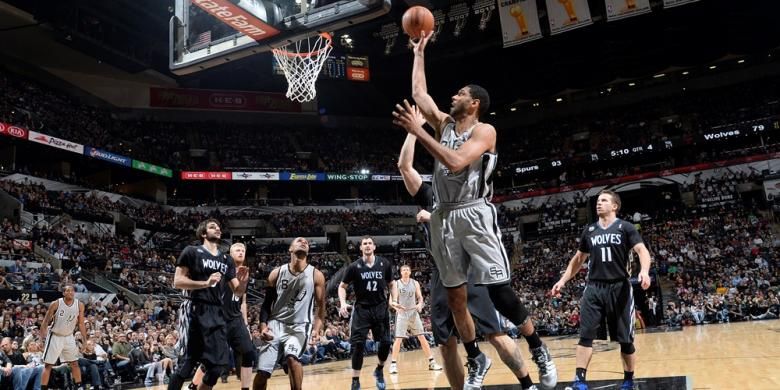 Pemain San Antonio Spurs, Tim Duncan melakukan tembakan saat menghadapi Minnesota Timberwolves di AT&T Center, Minggu (12/01/2014).
