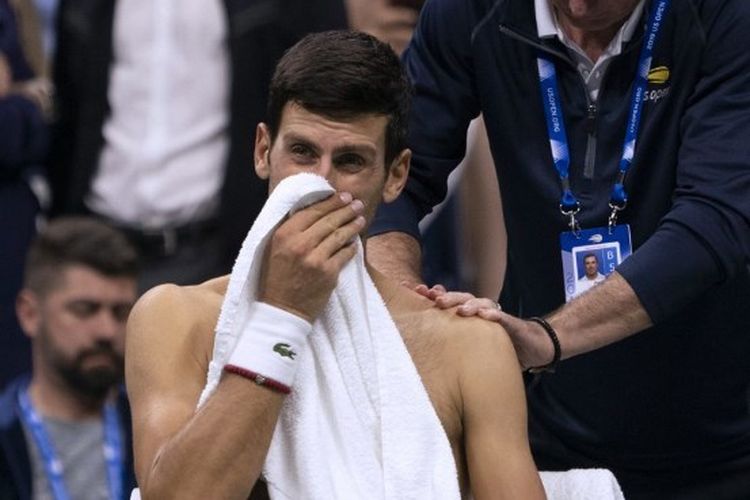 Novak Djokovic harus tersingkir dari US Open 2019 akibat cedera bahunya saat melawan Stan Wawrinka pada babak 16 besar.