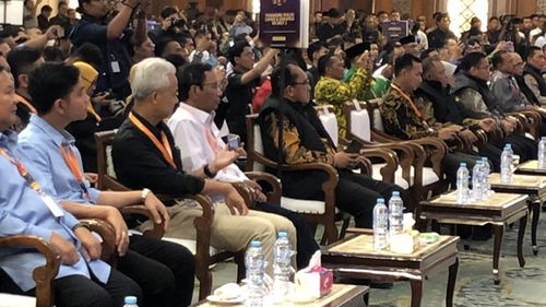 Ketika Ganjar Rekam Pakai Ponsel Momen 18 Parpol Sampaikan Komitmen Kampanye Damai...