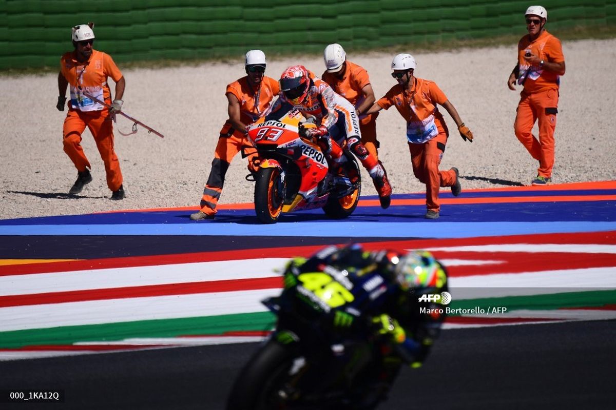 Valentino Rossi melintas ketika Marc Marquez mencoba kembali ke lintasan pada sesi latihan bebas MotoGP San Marino di Misano, 14 September 2019. 