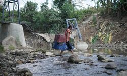 Jembatan Antardusun di Bantargadung Rusak, Pelajar Dan Warga Nekat Susuri Sungai demi Sekolah dan Bekerja